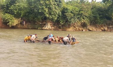 Polisi-dan-Warga-Bantu-Seberangkan-Anak-Sekolah-di-Jember-Gunakan-Bambu-Rakit-Akibat-Jembatan-Putus